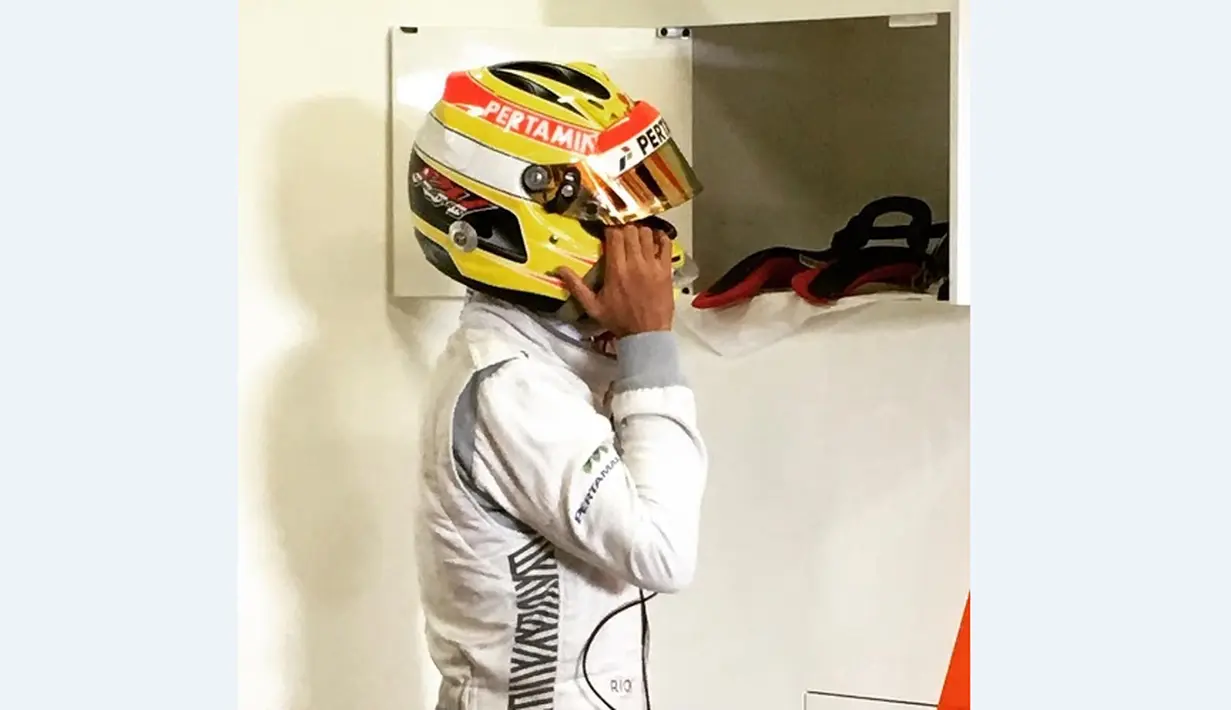 Rio Haryanto bersiap jelang tes pramusim di Sirkuit Catalunya, Barcelona, Spanyol, Kamis (24/2/2016). (Bola.com/Rio Haryanto Media)