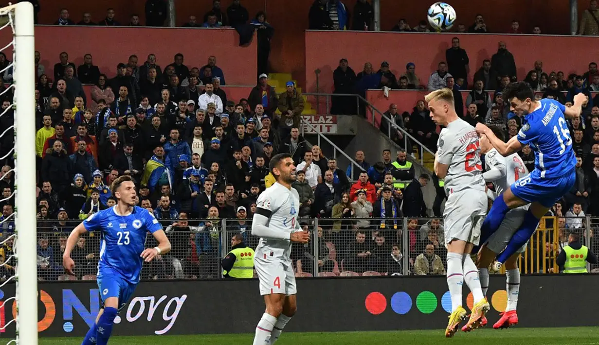 Gol-gol Bosnia and Herzegovina dicetak oleh Rade Krunic (14' dan 40') serta Amar Dedic (63'). (ELVIS BARUKCIC/AFP)