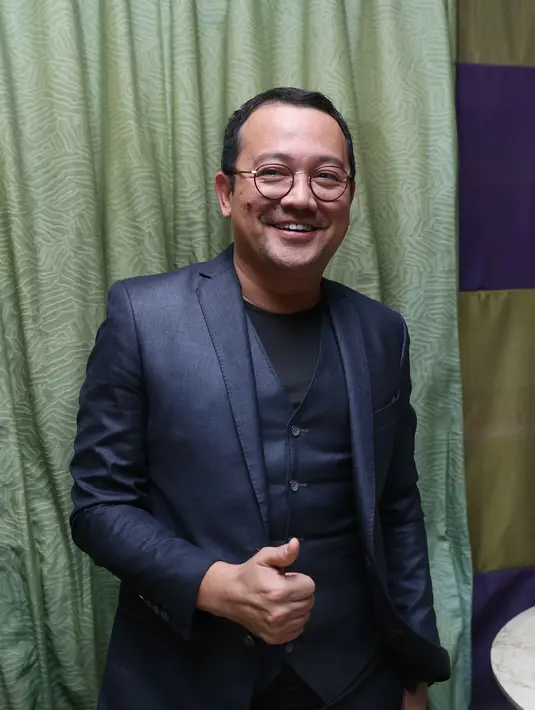 Sekolah komunikasi bernama ‘Alvin Adam School of Communication’ merupakan usaha Alvin untuk membuka jalan lain di luar dunia hiburan, namun tak terlepas sepenuhnya dari dunia yang membesarkan namanya ini. (Nurwahyunan/Bintang.com)