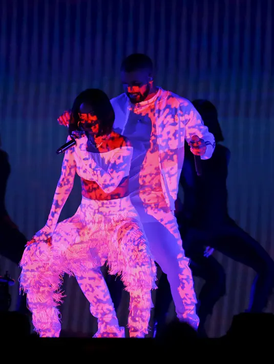Penampilan panas Rihanna dan Drake saat tampil di atas panggung BRIT Awards di O2 arena, London, Inggris, Rabu (24/2/2016). (REUTERS/Stefan Wermuth)