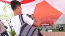 Pemain Malut United, Dedy Gusmawan, sedang memotret maket Stadion Malut United Arena dalam acara peletakan batu pertama pembangunan Stadion Malut United Arena di Kota Sofifi, Maluku Utara, Senin (14/8/2023). (Bola.com/Okie Prabhowo)