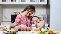 Setelah Memasak, Sarwendah Ajarkan Anak Bercocok Tanam