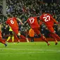 Pemain Liverpool merayakan gol yang dicetak Dejan Lovren ke gawang Dortmund pada laga Liga Europa di Stadion Anfield, Inggris, Jumat (15/4/2016) dini hari WIB. Gol kemenangan Liverpool tercipta pada menit ke-90+1. (Reuters/Darren Staples)