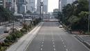 Warga menyeberang melintasi jalan protokol yag lengang di kawasan MH Thamrin, Jakarta, Selasa (6/7). Hampir semua jalan di Ibu Kota lengang saat sebagian besar warga mudik untuk merayakan Lebaran di kampung halaman. (Liputan6.com/Faizal Fanani)