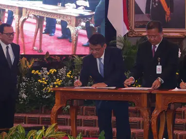 Menteri BUMN, Rini Sumarno (kiri) bersama dengan Gubernur Bank Indonesia Agus Martowardojo menyaksikan penandatanganan kerjasama lindung nilai antara corporasi BUMN dan Bank BUMN di Jakarta, Rabu (25/5). (Liputan6.com/Angga Yuniar)