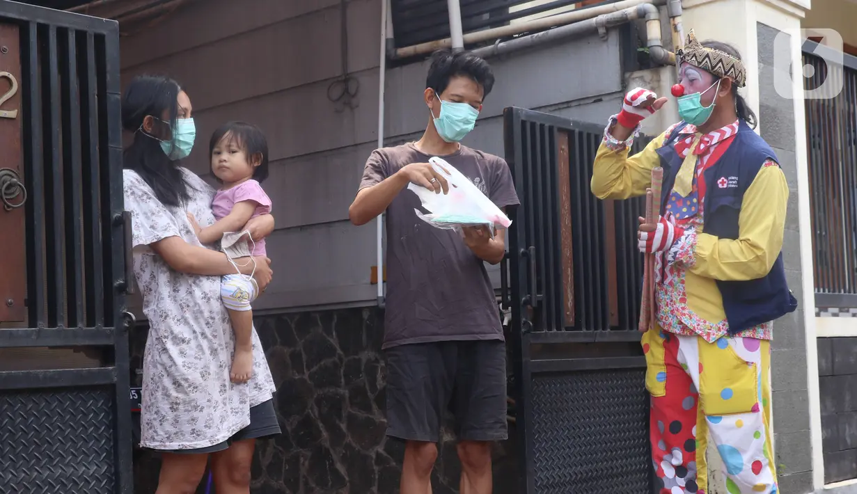 Komunitas Badut Tangerang  Raya (Batara) membagikan paket masker dan sabun cuci tangan gratis kepada warga di Larangan Selatan, Tangerang, Kamis (16/4/2020). PMI Kota Tangerang bersama Batara membagikan masker dan sabun cuci tangan untuk mencegah penyebaran COVID-19. (Liputan6.com/Angga Yuniar)
