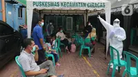 Sejumlah pasien Covid-19 berada di Puskesmas Kecamatan Ciracas, Jakarta, Kamis (10/06/2021). Dinas Kesehatan DKI Jakarta mencatat per Kamis (10/6/2021). Kasus positif di Jakarta bertambah 2.096 orang, sehingga total kasus positif bertambah menjadi 440.554 orang. (Liputan6.com/Herman Zakharia)