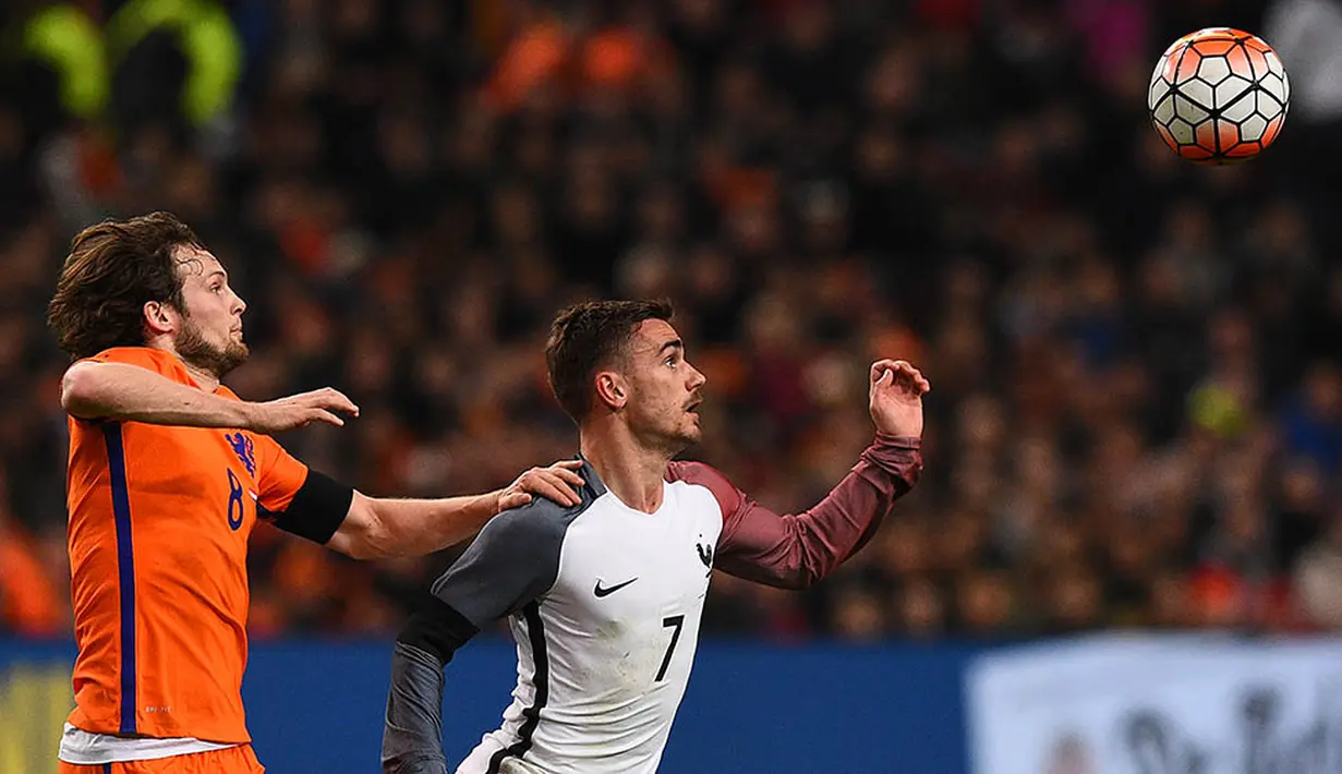 Striker Prancis, Antoine Griezmann, berebut bola atas dengan gelandang Belanda, Daley Blind, pada laga persahabatan di Stadion Amsterdam Arena, Amsterdam, Jumat (25/3/2016). Belanda takluk 2-3 dari Prancis. (AFP/Franck Fife)