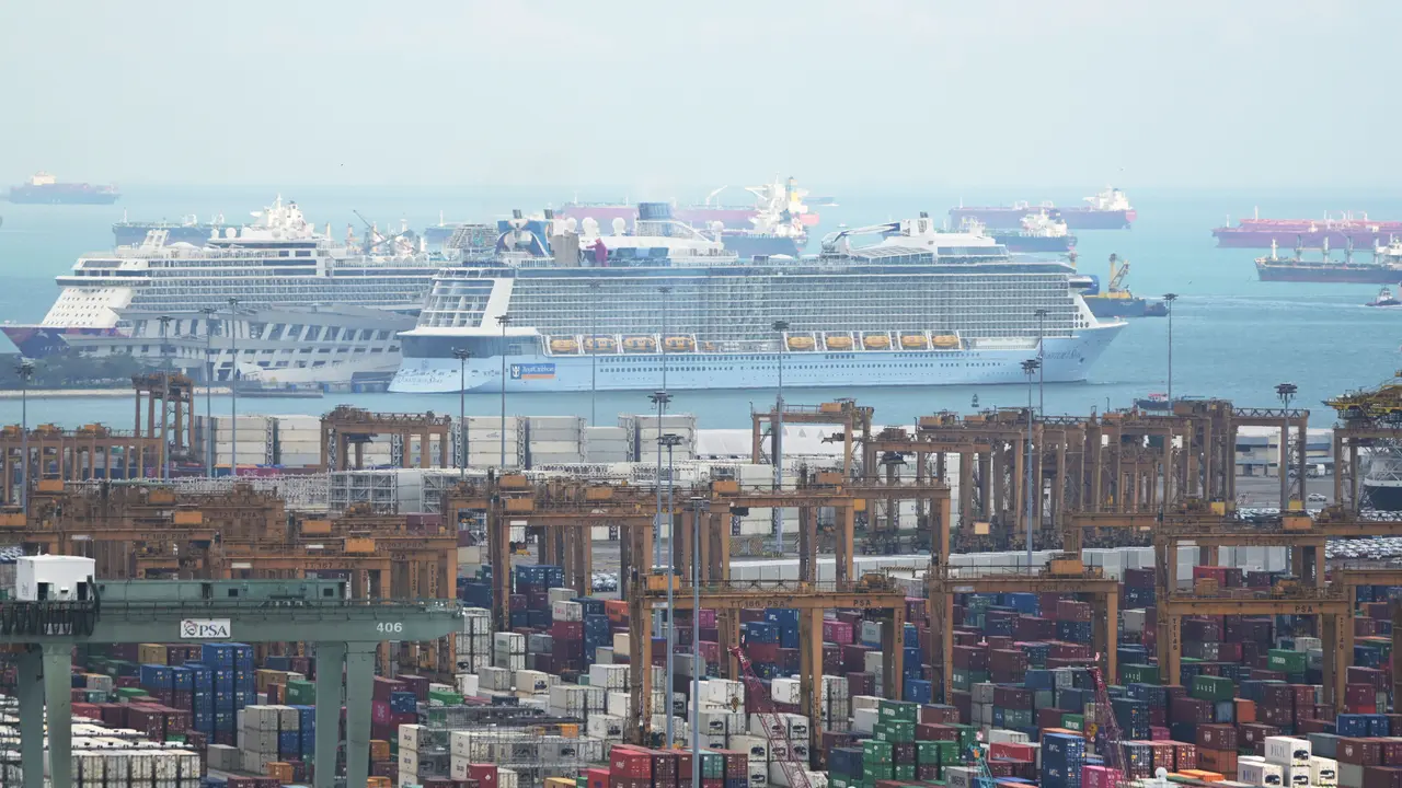 FOTO: 1 Penumpang Positif COVID-19, Kapal Pesiar Royal Caribbean Kembali ke Singapura