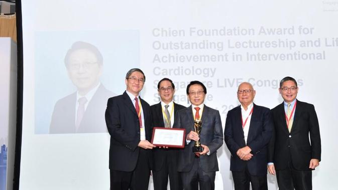 (tengah) Profesor dokter Teguh Santoso menerima penghargaan Chien Foundation Lectureship Award di Singapura pada 17 Desember 2019. (kredit: Istimewa)