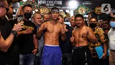 Petinju Indonesia Daud Yordan (kiri) dan lawannya petinju Thailand Panya Uthok berpose usai mengikuti sesi timbang badan di Balai Sarbini, Jakarta, Kamis (30/6/2022). Memperebutkan WBC Asian Boxing Council Silver, Daud Yordan dan Panya Uthok bakal bertarung pada Jumat, 1 Juli 2022.(Liputan6.com/Johan Tallo)