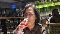 Menteri Keuangan Sri Mulyani Indrawati mengisi hari terakhir libur Lebaran 2023 sembari menyeruput es kopi. Itu jadi salah satu cara pengalihannya dalam menghadapi suhu udara dan gelombang panas (heatwave) lebih panas akhir-akhir ini. (Sumber: Instagram @smindrawati)