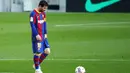 Striker Barcelona, Lionel Messi, tampak lesu usai ditaklukkan Granada pada laga Liga Spanyol di Stadion Camp Nou, Jumat (30/4/2021). Barcelona takluk dengan skor 1-2. (AP/Joan Monfort)