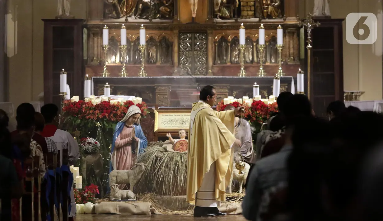 Suasana Misa Malam Natal 2022 di Gereja Katedral Jakarta, Sabtu (24/12/2022). Gereja Katedral Jakarta mengusung tema "Nusantara dan Kebhinekaan" pada perayaan Natal 2022. Misa Malam Natal di Gereja Katedral diselenggarakan secara tatap muka dengan protokol kesehatan yang ketat terbagi dalam tiga sesi, yakni pukul 16.30 WIB, 19.00 WIB dan 21.00 WIB. (Liputan6.com/Helmi Fithriansyah)