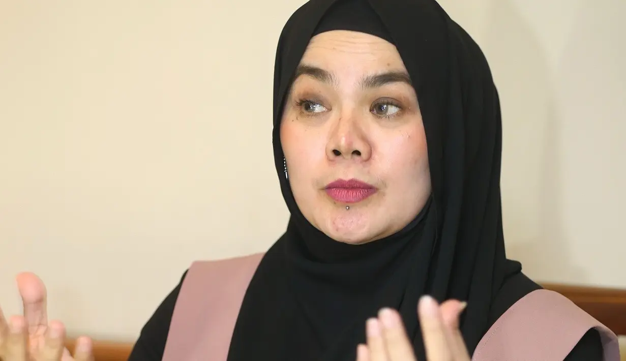 Tak ingin tersakiti terus menerus setiap hari, Sarita Abdul Mukti memutuskan untuk mengakhiri rumah tangga yang dibangun sekitar 20 tahun. Ia berharap sang suami, bisa bahagia atas pernikahannya dengan Jenifer Dunn. (Nurwahyunan/Bintang.com)