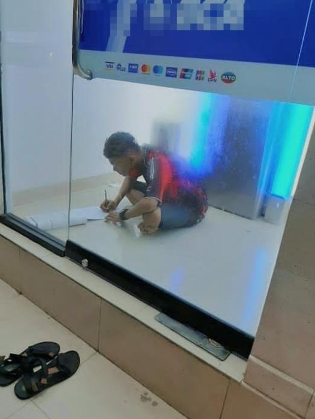 7 Potret Kocak Orang Numpang Belajar di Mana Aja