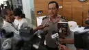 Kabagpenum Polri Brigjen Rikwanto menunjukkan buku Jokowi Undercover saat memberikan keterangan pers di Kadivhumas Polri, Jakarta, Selasa (3/1). (Liputan6.com/Johan Tallo)
