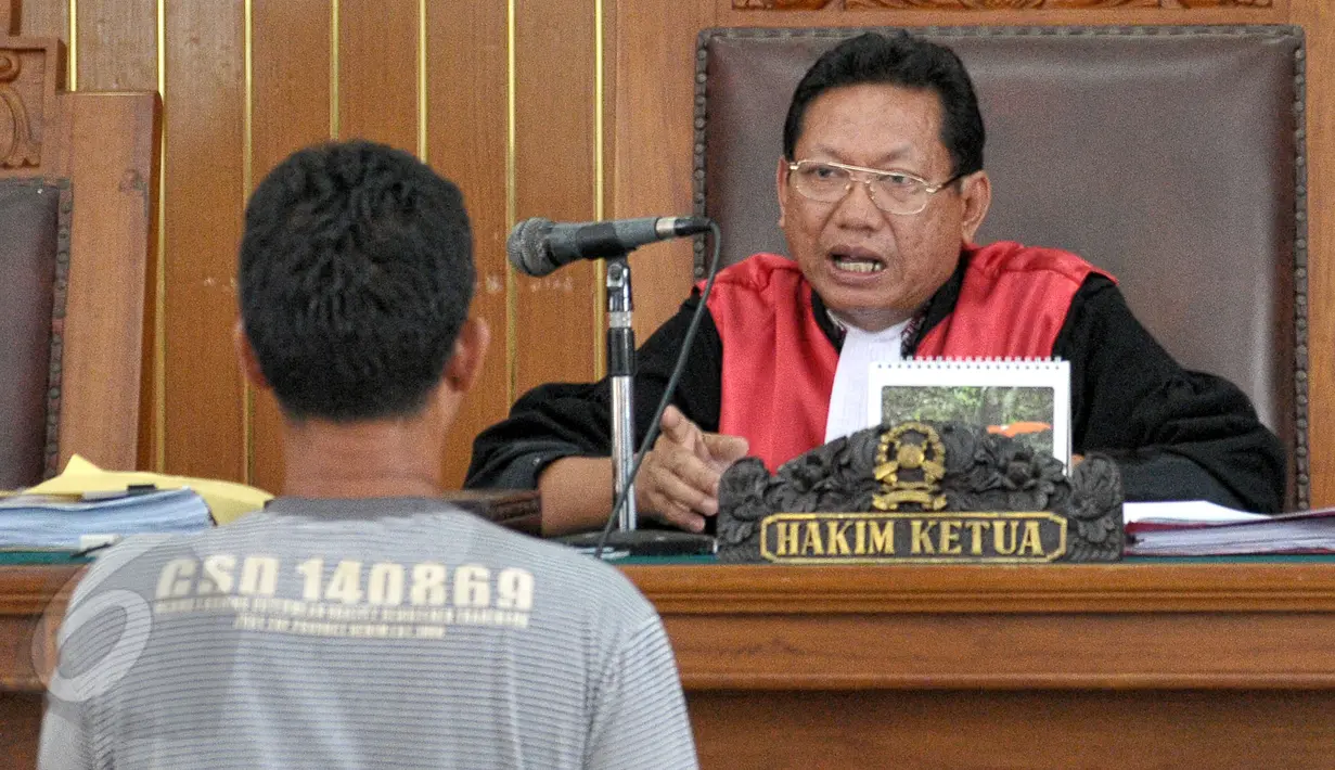 Hakim tunggal Zuhairi bertanya kepada saksi Irwansyah Siregar mengenai keaslian tandatangannya dalam berkas saat sidang praperadilan Novel Baswedan di Pengadilan Negeri Jakarta Selatan, Jumat (5/6/2015). (Liputan6.com/Yoppy Renato)