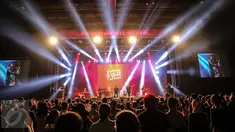 Grup musik HiVi saat mengisi acara Indonesian Jazz Festival (IJF) 2015 di Istora Senayan, Jakarta, Sabtu (29/8). Indonesian Jazz Festival kembali digelar selama dua hari berturut-turut, mulai 29—30 Agustus 2015. (Liputan6.com/Faizal Fanani)