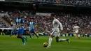 Penyerang Real Madrid, Cristiano Ronaldo berusaha melewati pemain Malaga, Luis Hernandez saat bertanding pada lanjutan La Liga Spanyol di stadion Santiago Bernabeu di Madrid, (25/11). Real Madrid menang 3-2 atas Malaga. (AP Photo / Francisco Seco)