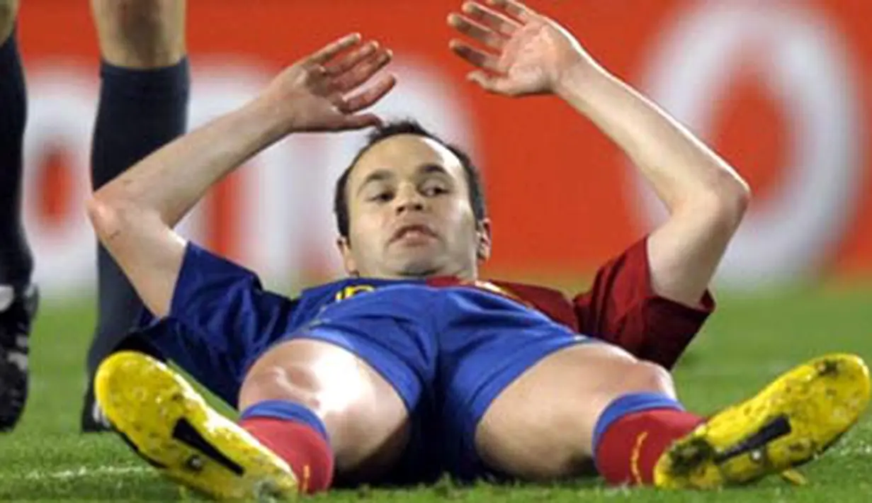 Barcelona&#039;s Andres Iniesta reacts after missing a goal opportunity during the Champions League semi-final, first-leg match against Chelsea at Camp Nou in Barcelona on April 28, 2009. The match ended 0-0. AFP PHOTO/PHILIPPE DESMAZES