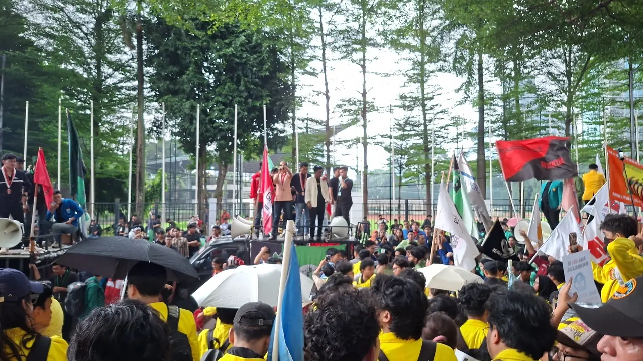 Mahasiswa demo Hardiknas di depan gedung Kementerian Pendidikan Tinggi, Sains, dan Teknologi (Kemdiktisaintek)