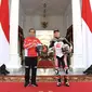 Presiden Joko Widodo berfoto dengan pembalap LCR Honda Idemitsu, Takaaki Nakagami di Istana Merdeka, Jakarta, Rabu (16/3/2022). Para pembalap datang dengan memakai setelah baju khusus balap motor yang akan dipakai dalam Grand Prix Indonesia di Mandalika pada 20 Maret 2022 (Lukas - Biro Pers/Setpres)