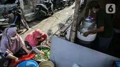 Warga menyiapkan bahan makanan untuk dibagikan di zona merah covid-19 Kelurahan Petogogan RT 006 RW 003, Jakarta, Selasa (22/6/2021). Dapur umum itu menyuplai kebutuhan makanan berat serta minuman untuk warga yang menjalani isolasi dan terdampak akibat COVID-19. (Liputann6.com/Faizal Fanani)