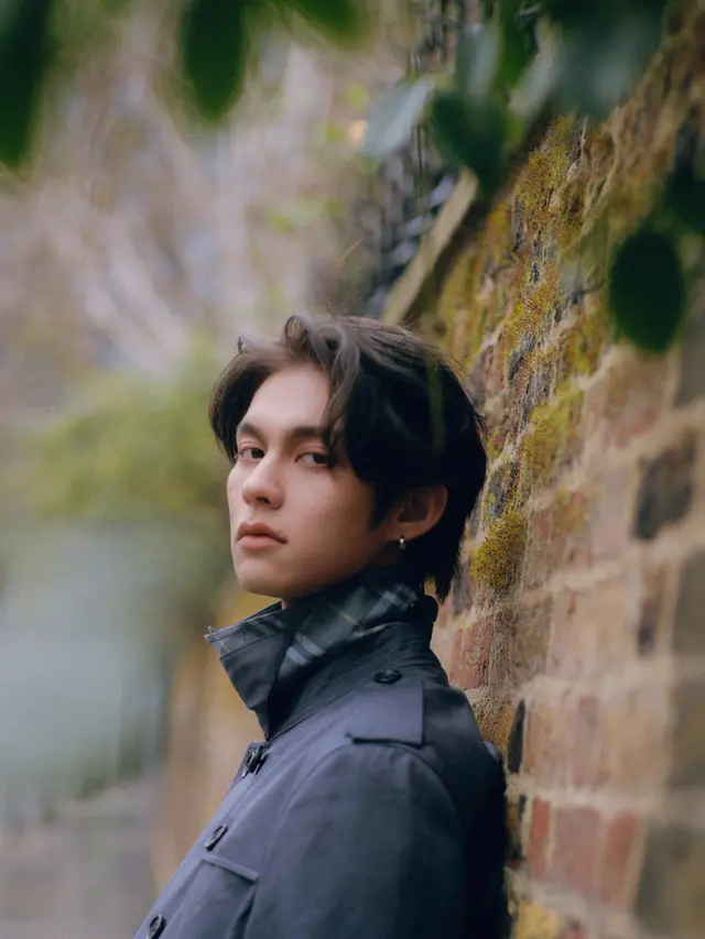 Potret Airport Fashion Bright Vachirawit Dibalut Trench Coat untuk Hadiri Burberry Fall-Winter 2025 Show