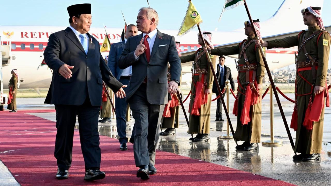 Presiden Prabowo Subianto disambut hangat oleh Raja Yordania Abdullah II bin Al-Hussein di Bandar Udara Militer Marka, Amman.