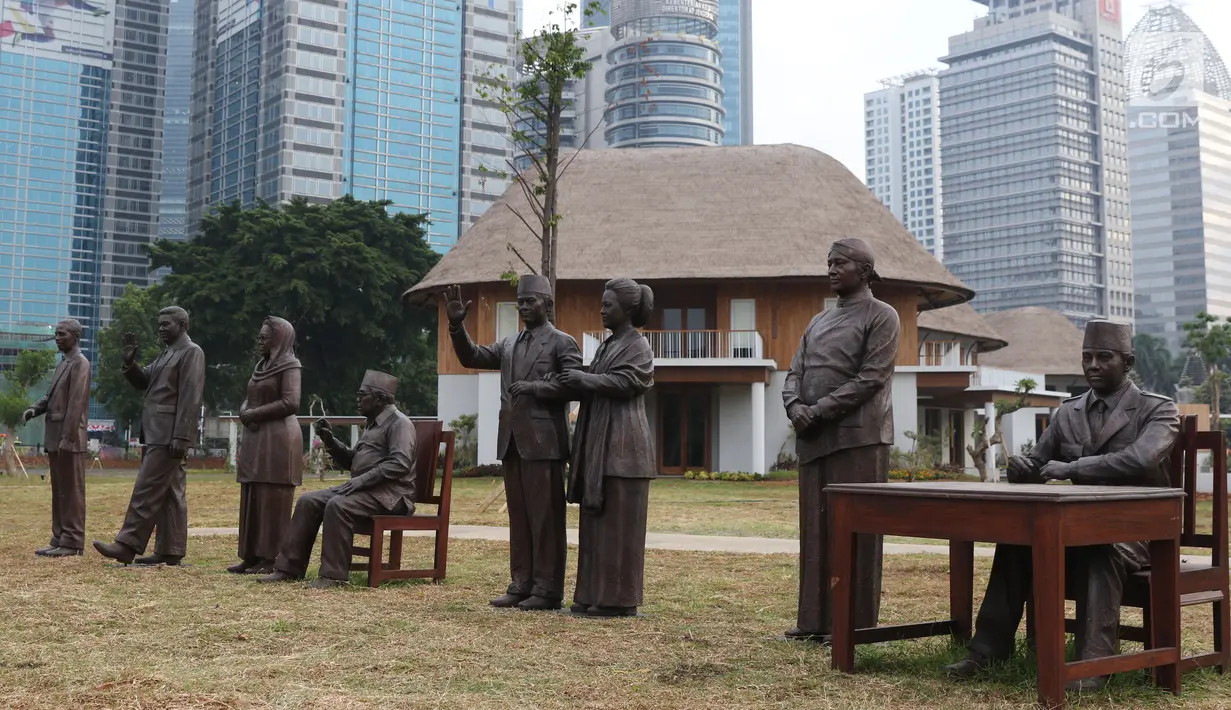 Tujuh patung Presiden RI serta ibu negara Hasri Ainun Habibie terpasang di kawasan Hutan Kota Kompleks GBK, Jakarta, Rabu (19/9). Pembangunan hutan kota ini merupakan bagian dari perbaikan dan penataan kawasan GBK. (Liputan6.com/Helmi Fithriansyah)