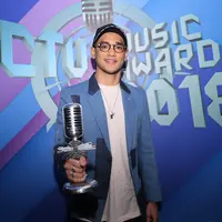 Kolaborasi tiga penyanyi solo, Afgan Syahreza, Isyana Sarasvati dan Rendy Pandugo berhasil meraih dalam kategori Kolaborasi Paling Ngetop dalam SCTV Music Awards 2018. (Adrian Putra/Bintang.com)