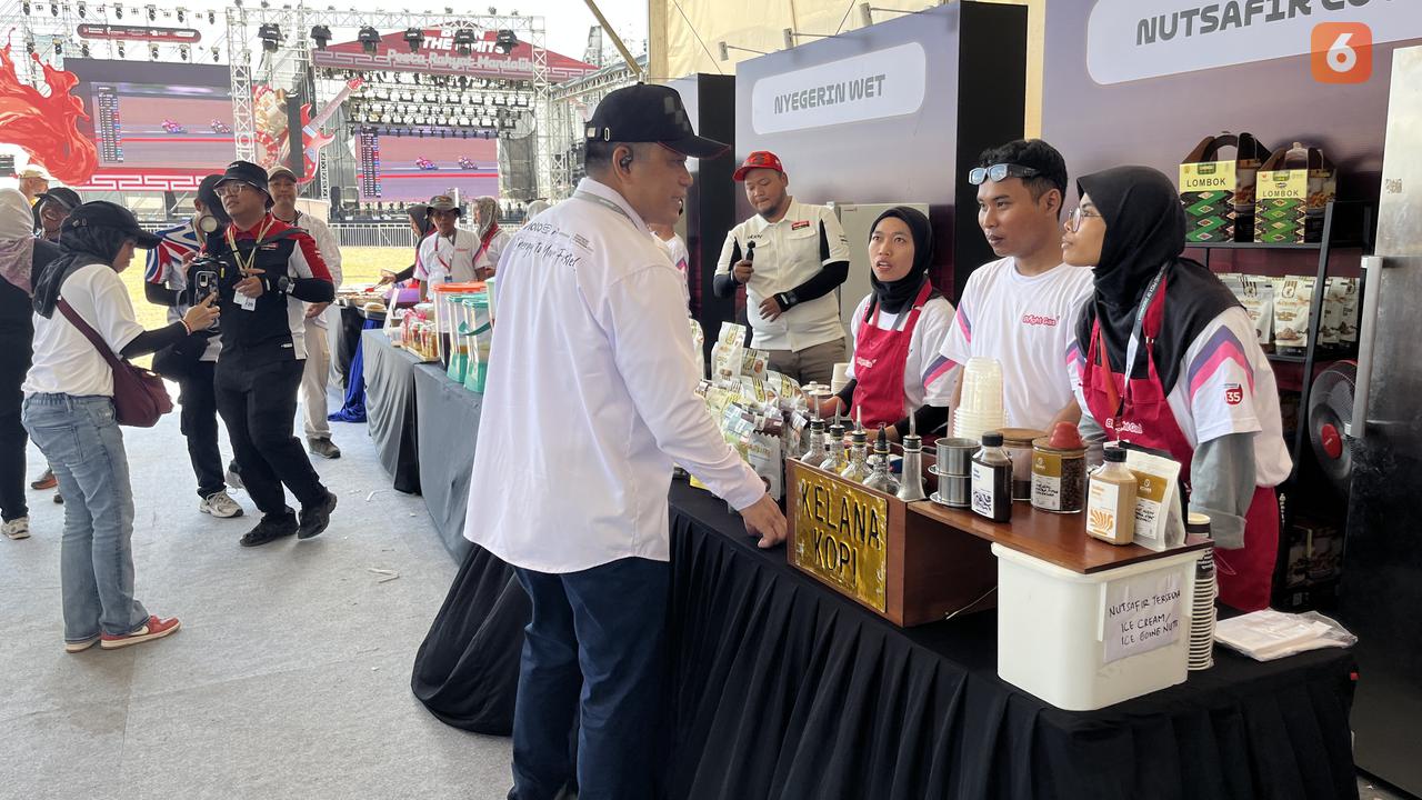 Direktur Utama Pertamina, Simon Aloysius Mantiri, mencicipi jajanan khas Lombok dan membeli sejumlah produk UMKM di Sirkuit Mandalika