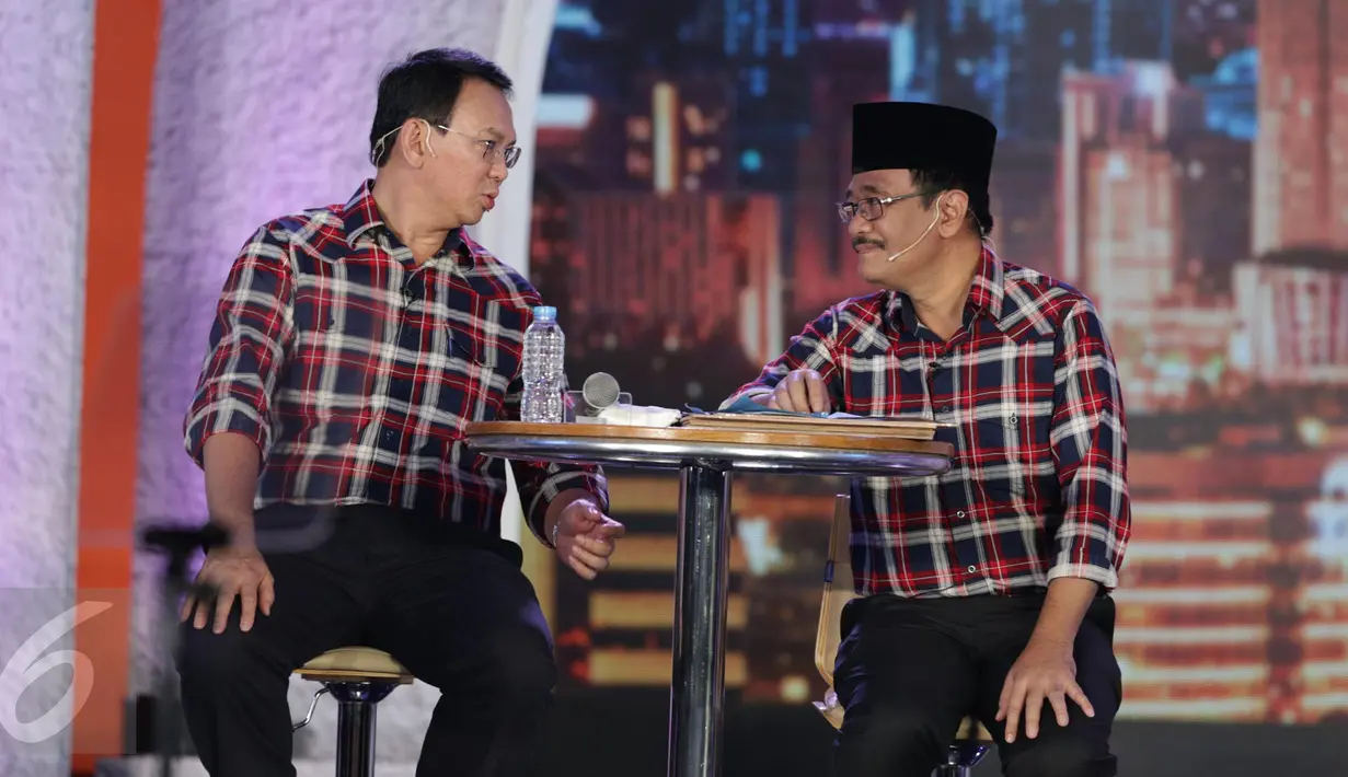 Pasangan calon Gubernur dan Wakil Gubernur DKI Jakarta no 2, Basuki Tjahaja Purnama dan Djarot Saiful Hidayat berbincang sebelum debat terakhir Pilgub DKI Jakarta dimulai di Hotel Bidakara, Jakarta, Rabu (12/4). (Liputan6.com/Faizal Fanani)