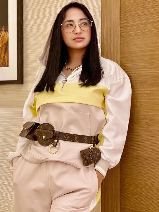 6 Potret Dewi Perssik saat Pakai Kacamata, Tetap Stylish