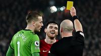 Wasit memberikan kartu kuning kepada kiper Everton, Jordan Pickford, dan pemain Liverpool, Andrew Robertson, pada laga Liga Inggris di Stadion Anfield, Selasa (14/2/2023). Sudah ada 22 kartu merah dikeluarkan sejak Premier League dimulai pada 1992. (AFP/Paul Ellis)
