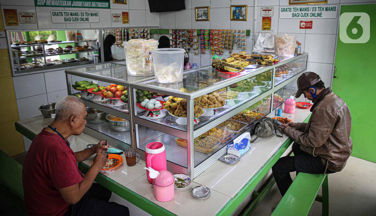 <p>Warga makan di Warteg Bahari, Jakarta, Rabu (1/12/2021). Naiknya PPKM DKI menjadi level 2 mengubah banyak aturan di wilayah tersebut, salah satunya jam operasional warteg yang diizinkan hingga pukul 21.00 dengan kapasitas pengunjung 50 persen. (Liputan6.com/Faizal Fanani)</p>