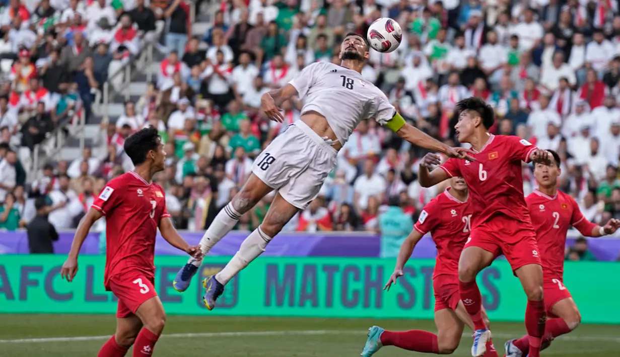 <p>Pemain Irak Aymen Hussein melompat untuk melakukan sundulan dalam upayanya mencetak gol ke gawang Vietnam pada pertandingan sepak bola Grup D Piala Asia di Stadion Jassim Bin Hamad, Doha, Qatar, Rabu (24/1/2024). Irak mengalahkan Vietnam dengan skor 3-2. (AP Photo/Aijaz Rahi)</p>