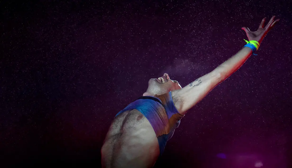 Vokalis dari band rock Inggris Coldplay, Chris Martin tampil pada festival musik Rock in Rio di Rio de Janeiro, Brasil, Minggu (11/9/2022). (AP Photo/Bruna Prado)