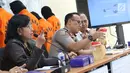 Karopenmas Divhumas Mabes Polri, Brigjen Pol Dedi Prasetyo (tengah) saat rilis penyelundupan benih lobster di Gedung Bareskrim Mabes Polri, Jakarta, Selasa (13/8/2019). Polisi mengungkap penyelundupan 57.058 ekor benur jenis pasir dan jenis mutiara 203 ekor. (Liputan6.com/Helmi Fithriansyah)