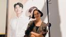 <p>Putri Marino foto bareng dengan poster besar Gong Yoo. (Foto: Instagram/ putrimarino)</p>
