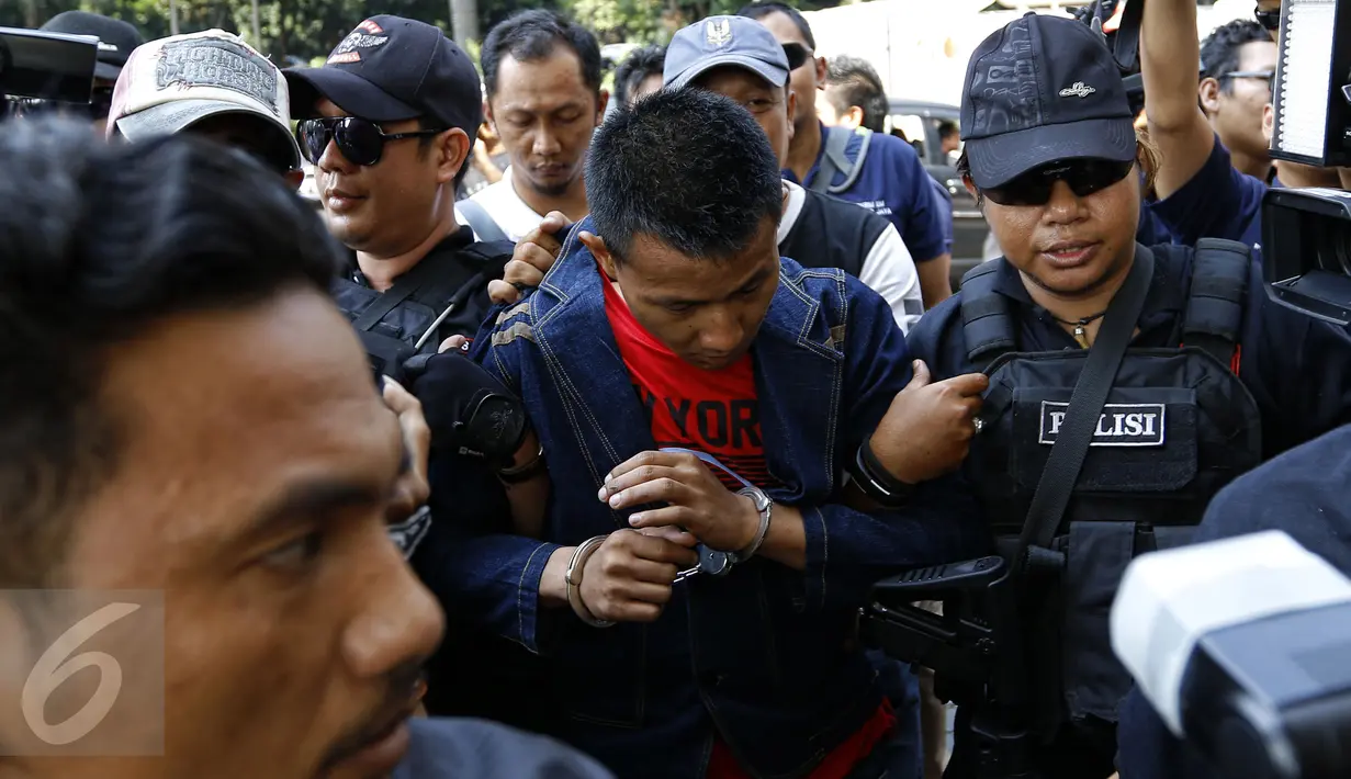 Tersangka Mursalim saat digelandang petugas Resmob Direktorat Reserse Kriminal Umum Polda Metro Jaya, Jakarta, Jumat (11/9/2015). Pelaku ditangkap dalam pelariannya seusai membunuh WN Jepang Nishimura. (Liputan6.com/Yoppy Renato)