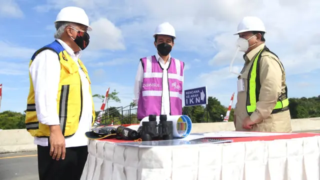 Jokowi bersama Prabowo dan Basuki meninjau sodetan akses jalan ke Ibu Kota baru