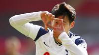 Penyerang Tottenham Hotspur, Son Heung-min, melakukan selebrasi usai mencetak gol ke gawang Southampton pada laga Liga Inggris di Stadion St. Mary's, Minggu, (20/9/2020). Tottenham menang dengan skor 5-2. (Cath Ivill/Pool via AP)
