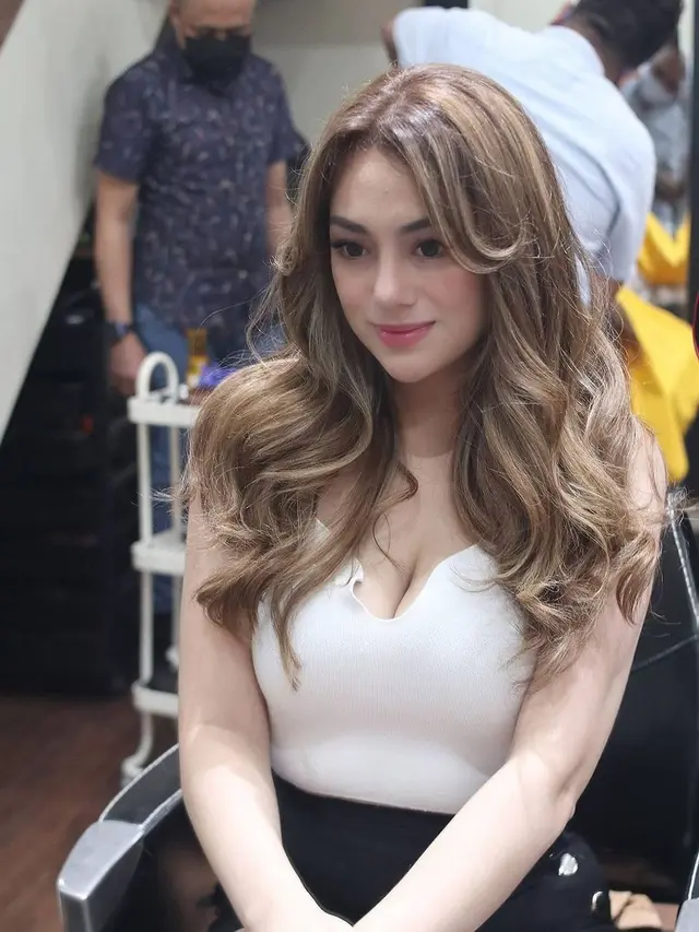 6 Potret Terbaru Celine Evangelista dengan Rambut Pirang, Bak Barbie