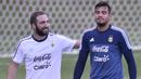 Gonzalo Higuain (kiri) dan kiper Sergio Romero terlihat menikmati sesi latihan sebelum laga kualifikasi Piala Dunia 2018 melawan Brasil di Atletico MG Training Center, Vespasiano, Minas Gerais, Brasil, (8/11/2016). (AFP/Douglas Magno)