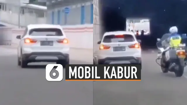 Terlihat mobil putih melintas dengan kecepatan tinggi dan di belakangnya ada anggota polisi yang mengejarnya dengan motor.