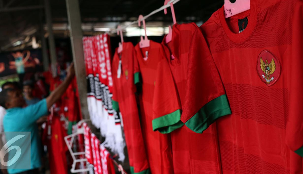  Pendukung Timnas Indonesia memilih kaos berlambang Garuda di sekitar Stadion Pakansari, Bogor, Sabtu (3/12). Timnas Indonesia akan melakoni laga semifinal pertama Piala AFF 2016 melawan Vietnam. (Liputan6.com/Helmi Fithriansyah)
