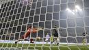 Pemain Inter Milan, Eder mengecoh kiper Pescara pada laga lanjutan Serie A di  Giuseppe Meazza stadium, Milan (28/1/2017). Inter menang 3-0.  (AP /Luca Bruno)