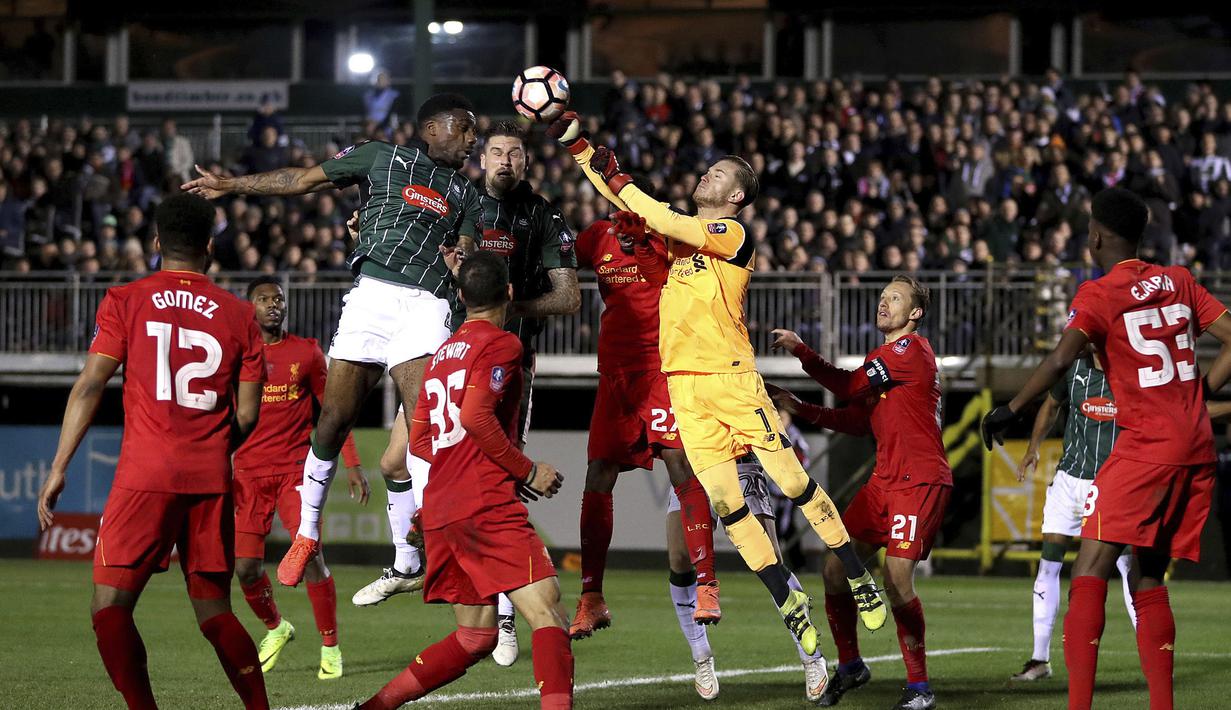 Pemain Plymouth Argyle, Yann Songo'o (atas kiri) berusaha menyundul bola  saat dihadang kiper Liverpool, Loris Karius pada babak ketiga Piala FA di Home Park, Plymouth, (18/1/2017). (Andrew Matthews/PA via AP)